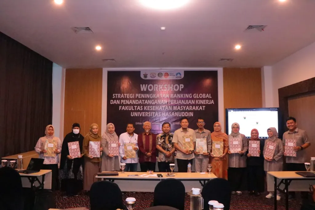 Jajaran pimpinan, wakil dekan, GPM-PR, dan kepala departemen FKM Universitas Hasanuddin berfoto bersama usai penandatanganan perjanjian kinerja 2026 dalam Workshop Strategi Peningkatan Ranking Global, sebagai komitmen kolektif memperkuat publikasi Q1, kolaborasi internasional, dan reputasi akademik berbasis indikator terukur, di Makassar, 10 Februari 2026.